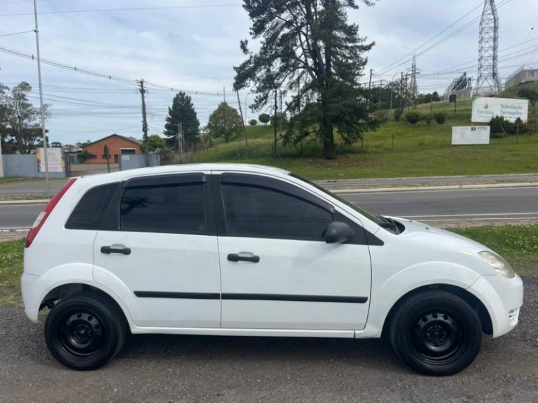 FORD - FIESTA - 2003/2003 - Branca - R$ 18.900,00