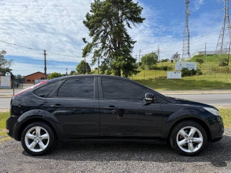 FORD - FOCUS - 2010/2011 - Preta - R$ 37.900,00