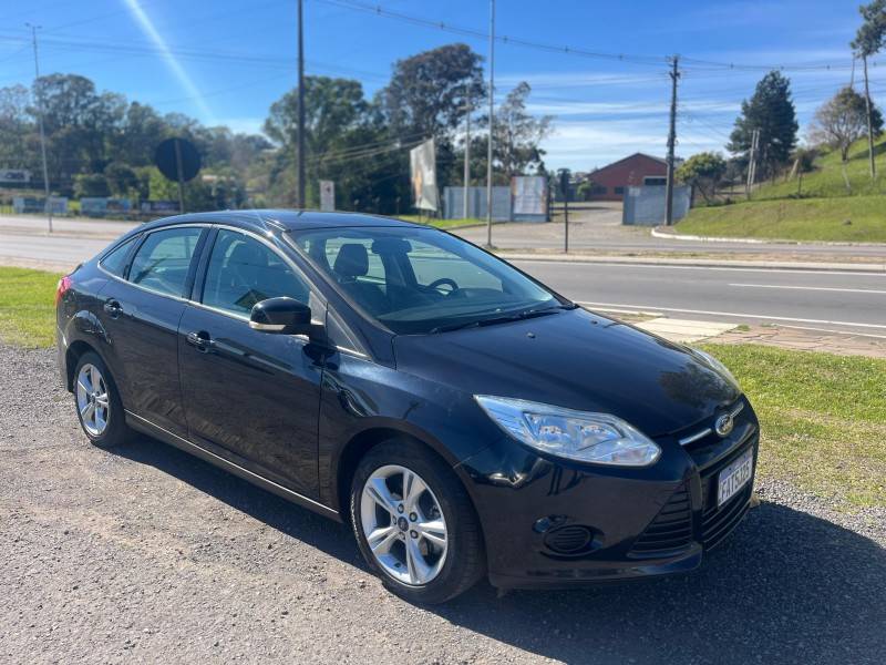 FORD - FOCUS - 2013/2014 - Preta - R$ 46.900,00