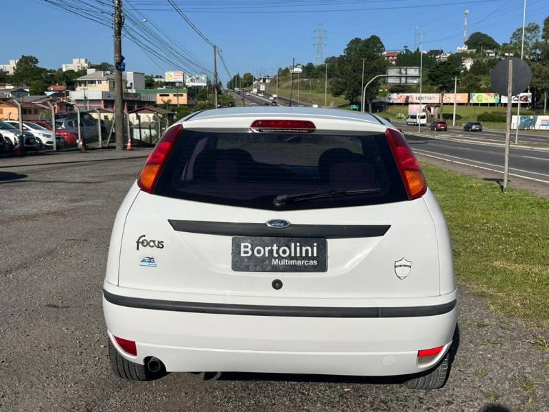 FORD - FOCUS - 2005/2006 - Branca - R$ 23.000,00
