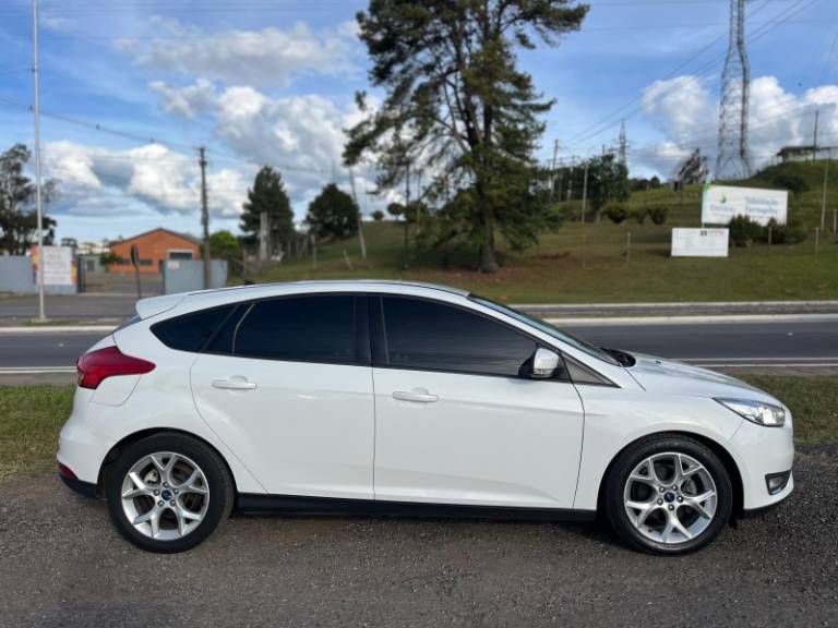 FORD - FOCUS - 2015/2016 - Branca - R$ 60.900,00