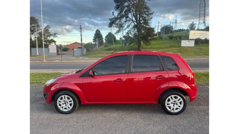 FORD - FIESTA - 2013/2014 - Vermelha - R$ 35.000,00