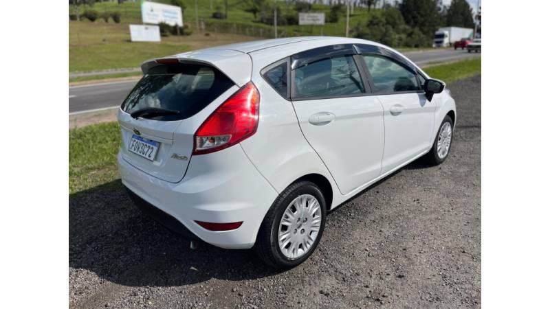 FORD - FIESTA - 2015/2016 - Branca - R$ 46.900,00