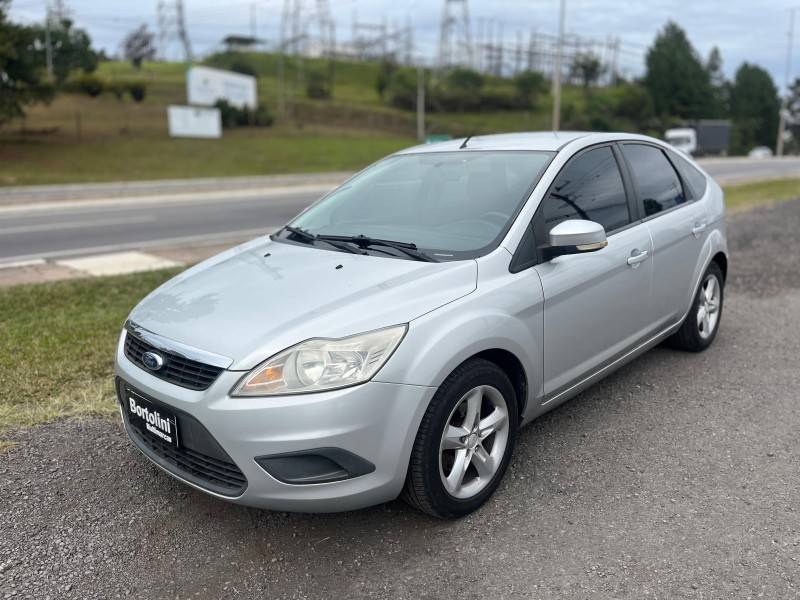 FORD - FOCUS - 2010/2011 - Prata - R$ 39.900,00