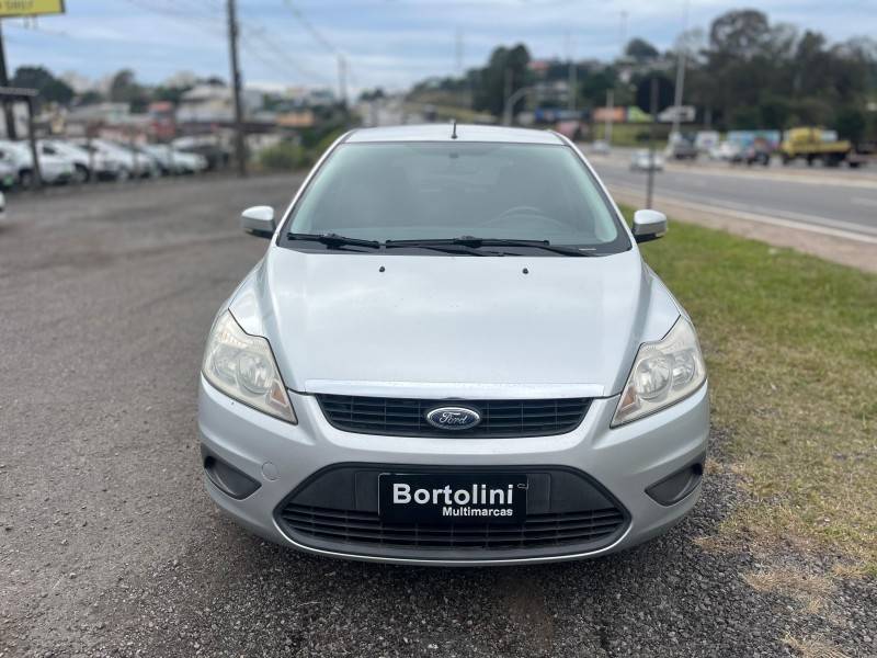 FORD - FOCUS - 2010/2011 - Prata - R$ 39.900,00