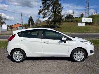 FORD - FIESTA - 2015/2016 - Branca - R$ 46.900,00