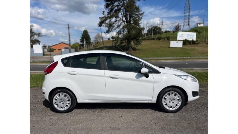 FORD - FIESTA - 2015/2016 - Branca - R$ 46.900,00