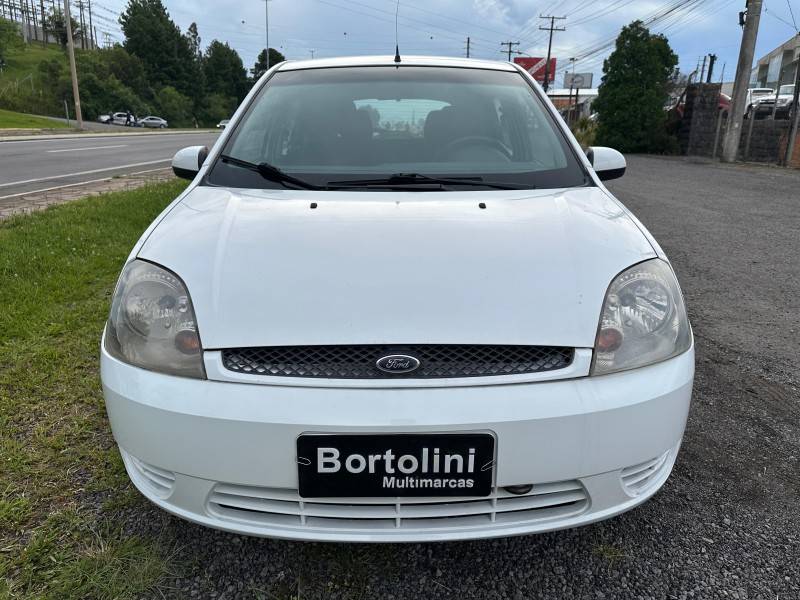 FORD - FIESTA - 2002/2003 - Branca - R$ 18.000,00