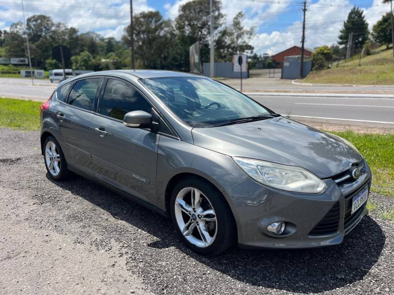 FORD - FOCUS - 2014/2015 - Cinza - R$ 53.900,00