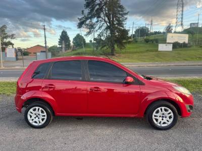 FORD - FIESTA - 2013/2014 - Vermelha - R$ 35.000,00