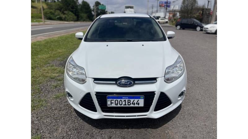 FORD - FOCUS - 2013/2014 - Branca - R$ 58.900,00