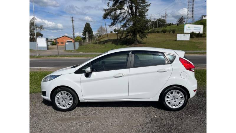 FORD - FIESTA - 2015/2016 - Branca - R$ 46.900,00