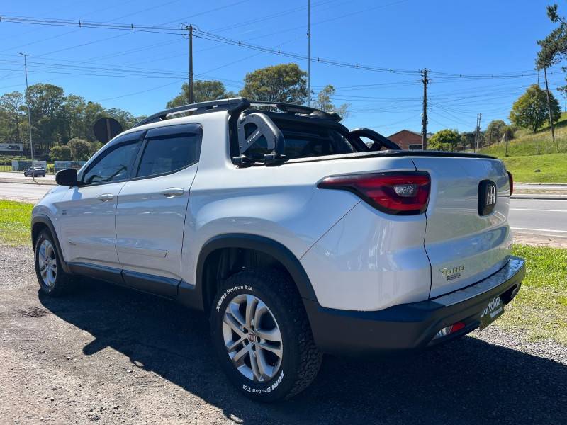 FIAT - TORO - 2017/2018 - Prata - R$ 94.900,00