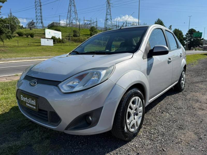 FORD - FIESTA - 2013/2014 - Prata - R$ 36.900,00