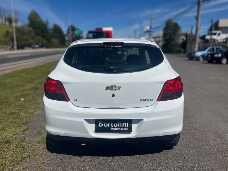 CHEVROLET - ONIX - 2013/2014 - Branca - R$ 47.900,00