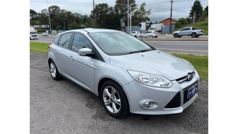 FORD - FOCUS - 2014/2015 - Prata - R$ 53.900,00