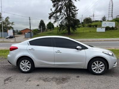 KIA MOTORS - CERATO - 2014/2015 - Prata - R$ 66.900,00