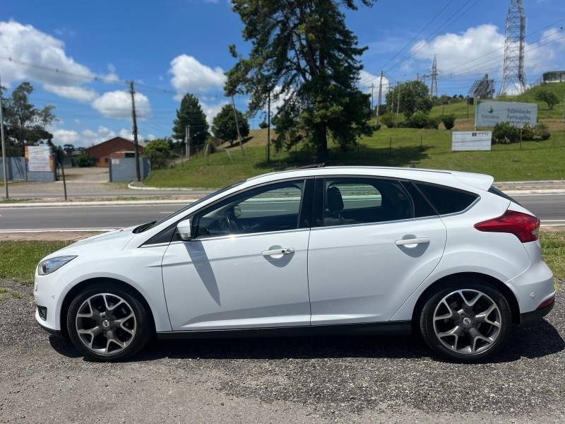 FORD - FOCUS - 2016/2016 - Branca - R$ 67.900,00