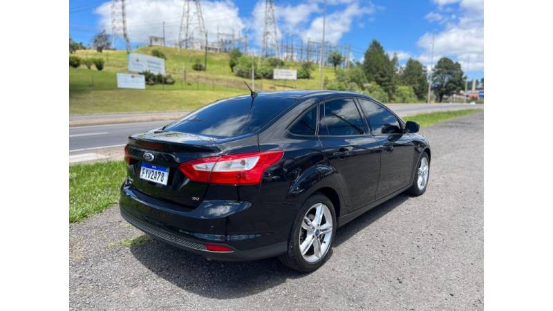 FORD - FOCUS - 2014/2015 - Preta - R$ 56.900,00