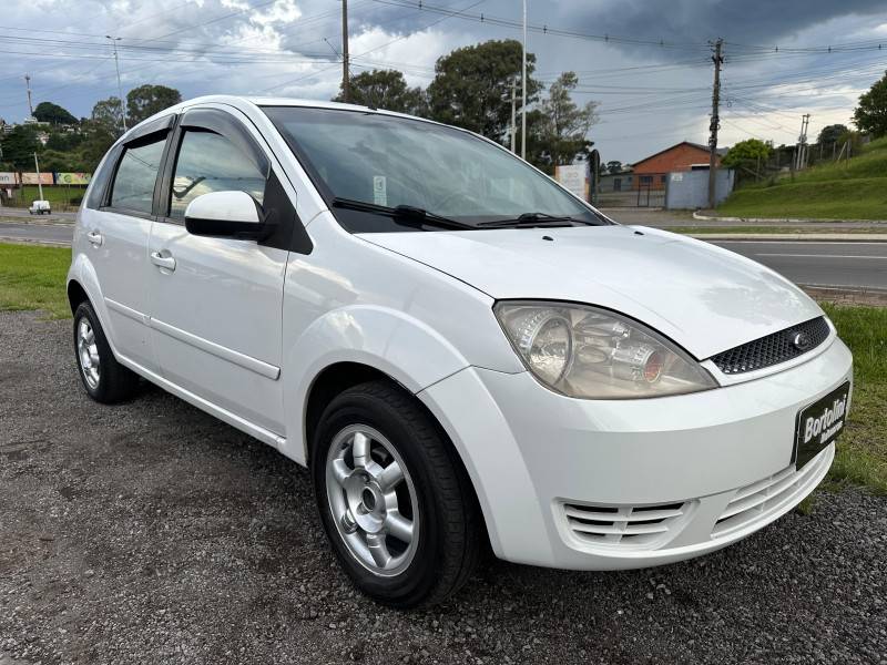 FORD - FIESTA - 2002/2003 - Branca - R$ 18.000,00