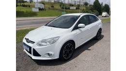 FORD - FOCUS - 2013/2014 - Branca - R$ 58.900,00