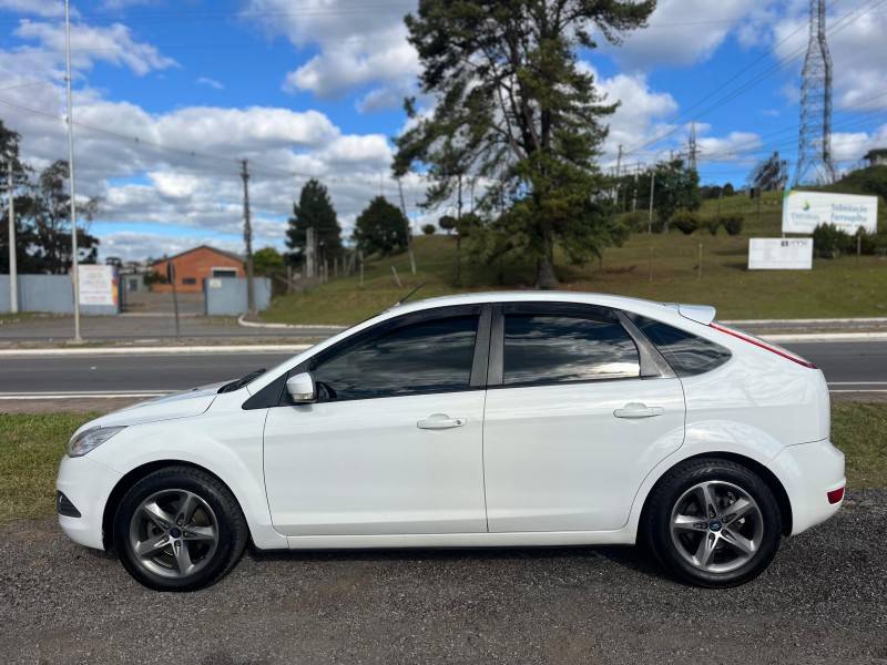 FORD - FOCUS - 2012/2013 - Branca - R$ 44.900,00
