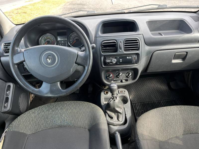 RENAULT - CLIO - 2013/2014 - Bege - R$ 28.000,00