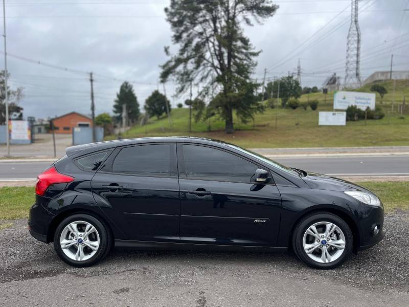 FORD - FOCUS - 2013/2014 - Preta - R$ 49.900,00