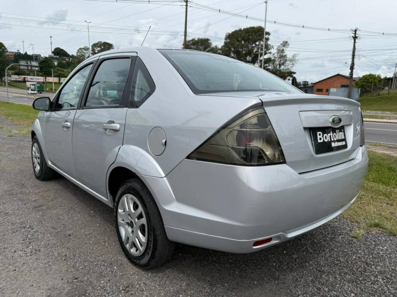 FORD - FIESTA - 2013/2014 - Prata - R$ 36.900,00