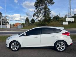 FORD - FOCUS - 2015/2016 - Branca - R$ 59.900,00