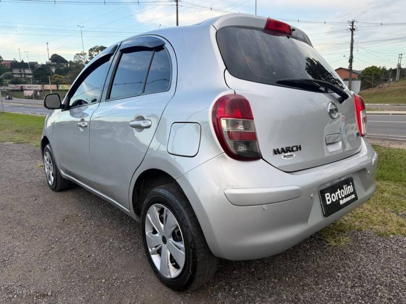 NISSAN - MARCH - 2013/2014 - Prata - R$ 42.900,00