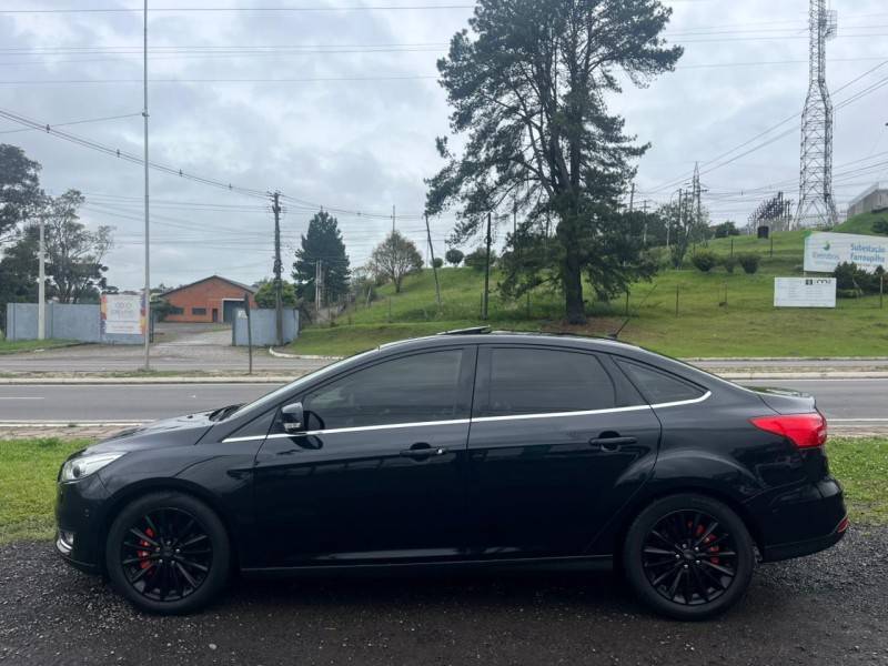 FORD - FOCUS - 2017/2018 - Preta - R$ 68.900,00