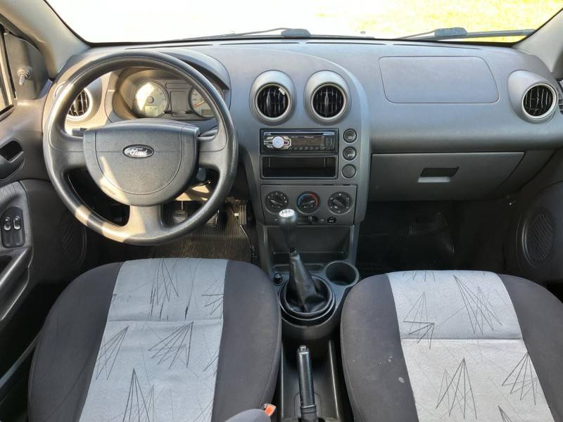 FORD - FIESTA - 2002/2003 - Branca - R$ 17.900,00