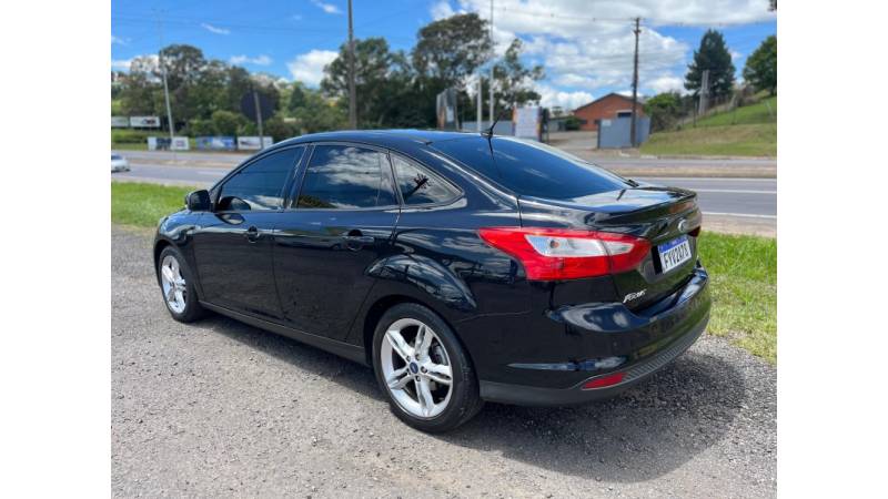 FORD - FOCUS - 2014/2015 - Preta - R$ 56.900,00