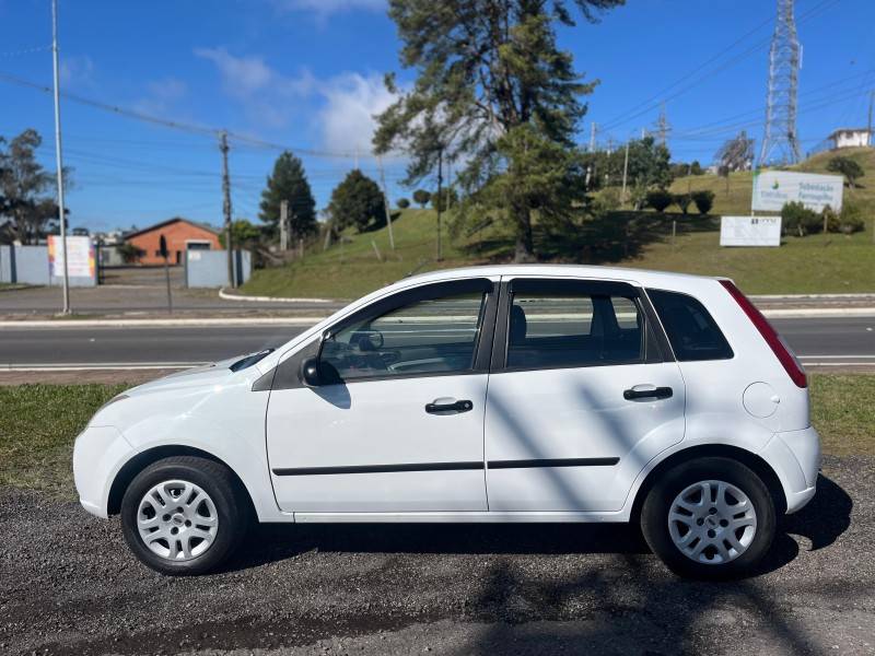 FORD - FIESTA - 2009/2010 - Branca - R$ 27.900,00