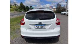 FORD - FOCUS - 2014/2015 - Branca - R$ 58.900,00