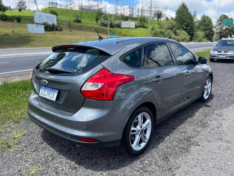 FORD - FOCUS - 2014/2015 - Cinza - R$ 53.900,00