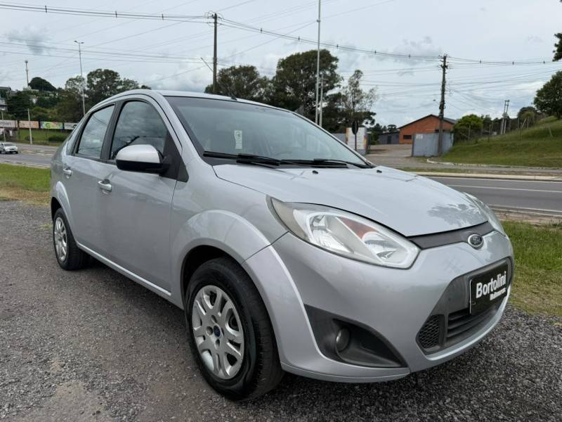 FORD - FIESTA - 2013/2014 - Prata - R$ 36.900,00