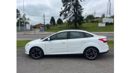 FORD - FOCUS - 2013/2014 - Branca - R$ 58.900,00