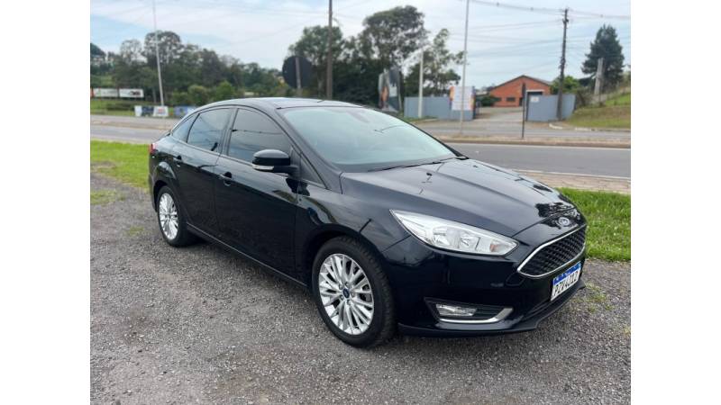 FORD - FOCUS - 2017/2018 - Preta - R$ 61.900,00