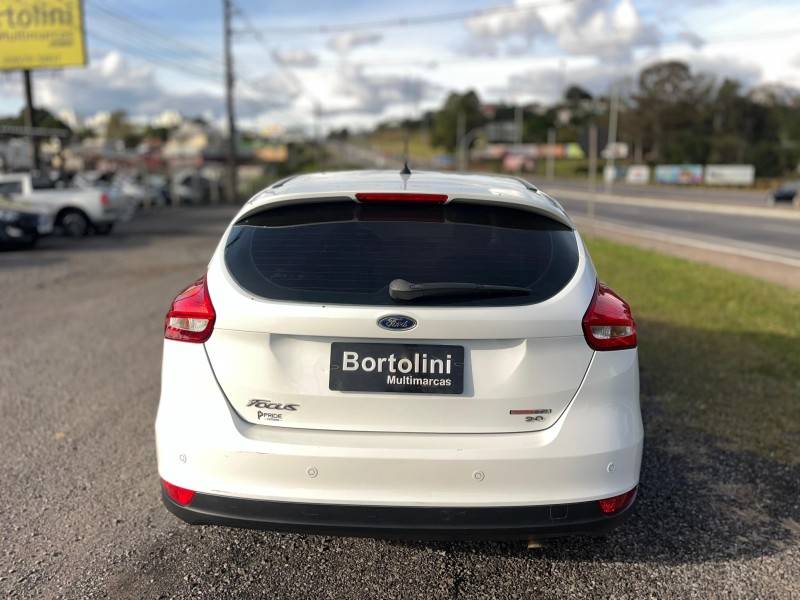 FORD - FOCUS - 2015/2016 - Branca - R$ 59.900,00