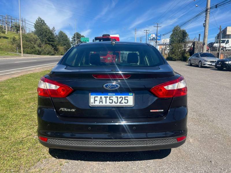 FORD - FOCUS - 2013/2014 - Preta - R$ 46.900,00