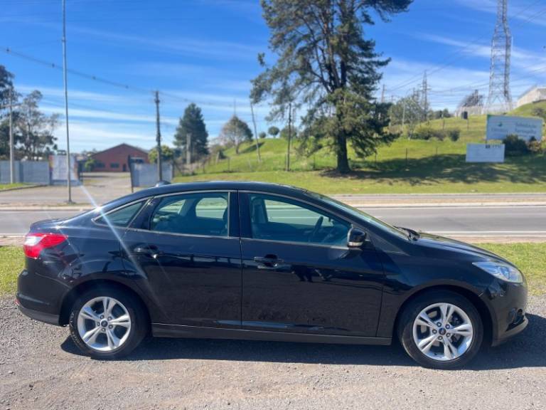 FORD - FOCUS - 2013/2014 - Preta - R$ 46.900,00