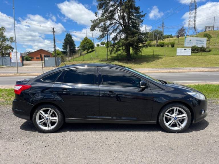 FORD - FOCUS - 2014/2015 - Preta - R$ 56.900,00