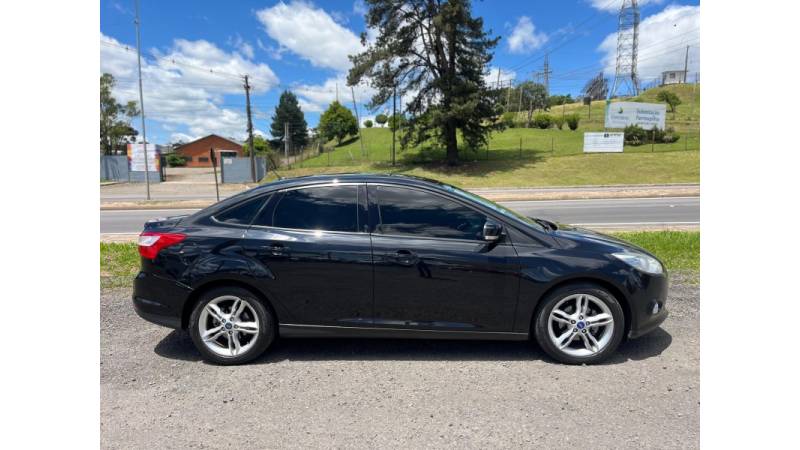 FORD - FOCUS - 2014/2015 - Preta - R$ 56.900,00