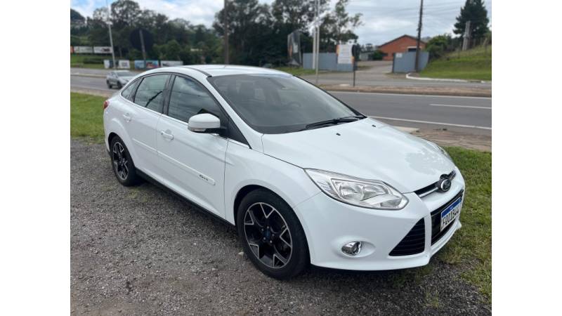 FORD - FOCUS - 2013/2014 - Branca - R$ 58.900,00