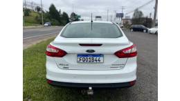 FORD - FOCUS - 2013/2014 - Branca - R$ 58.900,00