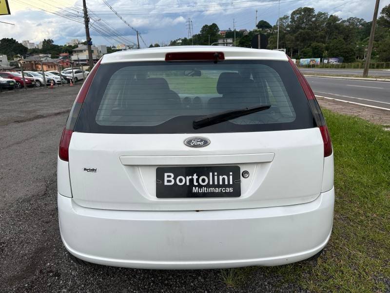 FORD - FIESTA - 2002/2003 - Branca - R$ 18.000,00