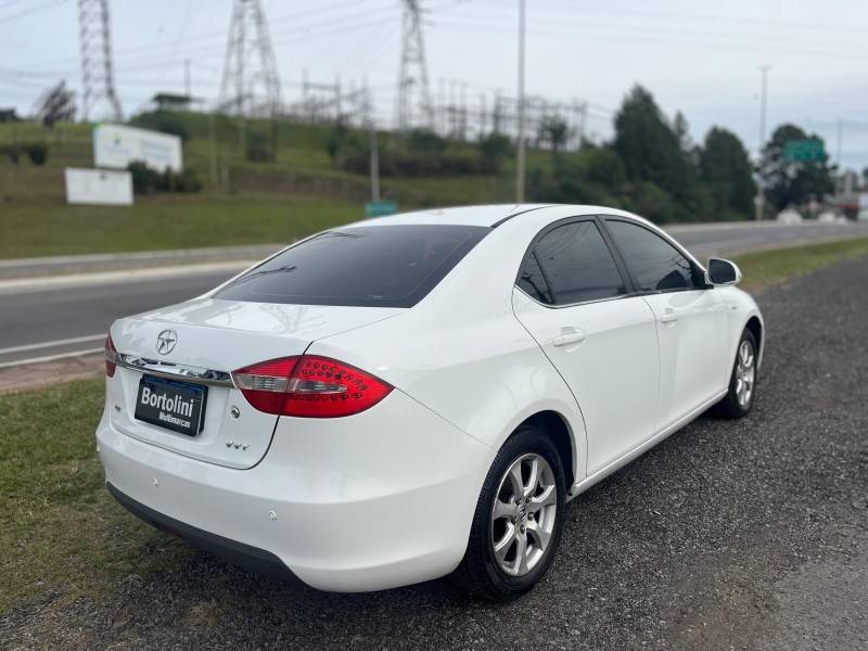 JAC - J5 - 2012/2013 - Branca - R$ 24.900,00