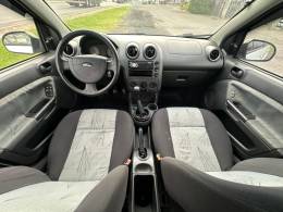 FORD - FIESTA - 2002/2003 - Branca - R$ 18.000,00